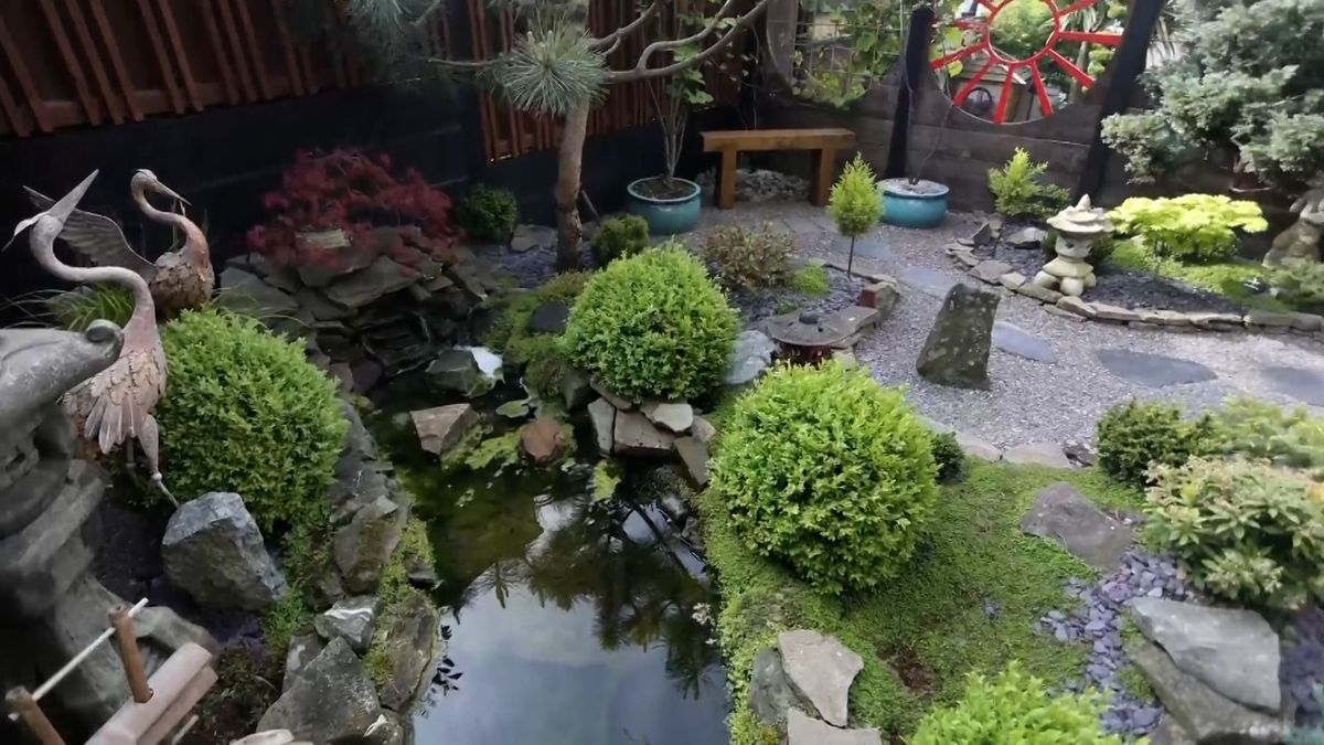Ve své japonské zahradě si majitel vytvořil i místo pro klidné meditace